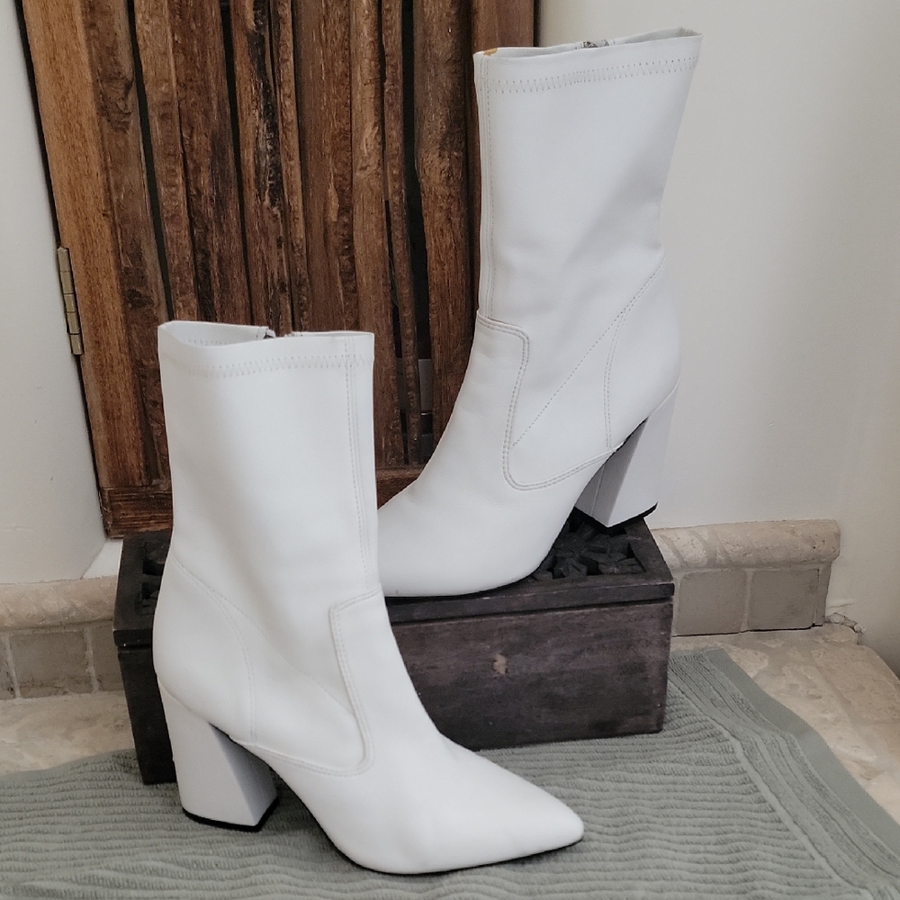 Kenneth Cole White Heeled Boots Sleek Design